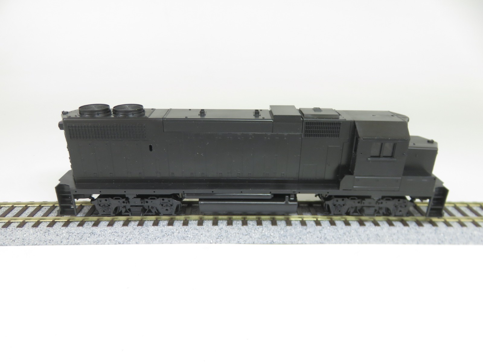 Athearn Blue Box 4662 HO Scale Undecorated EMD GP38-2 Diesel Locomotive Dummy