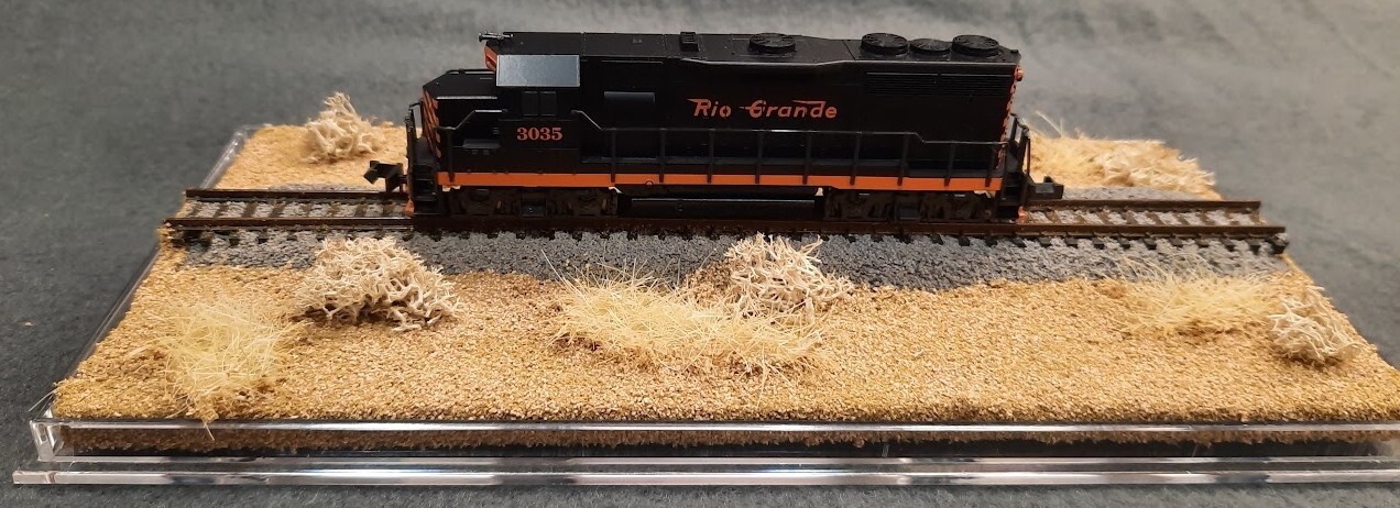 N SCALE -SINGLETRACK 8″ -DISPLAY CASE -“DESERT SCENE” FOR ANY N TRAINS