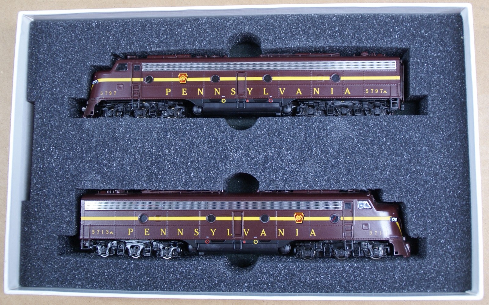 Proro 2000 HO Pair of EMD E8/E9 PRR Pennsylvania #5713 and #5797, DCC, No Sound