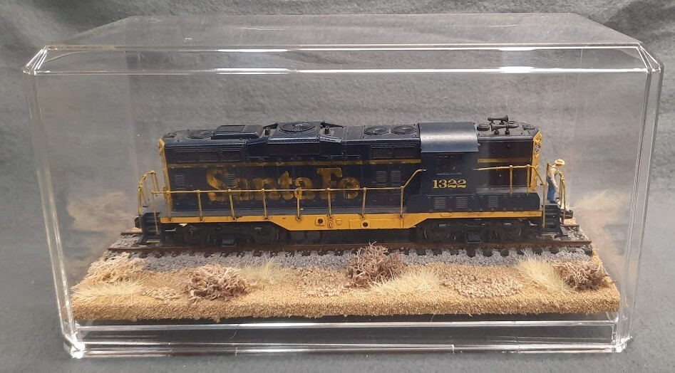 HO SCALE 9″ SINGLE TRACK DISPLAY CASE – “DESERT SCENE”- ANY HO TRAINS