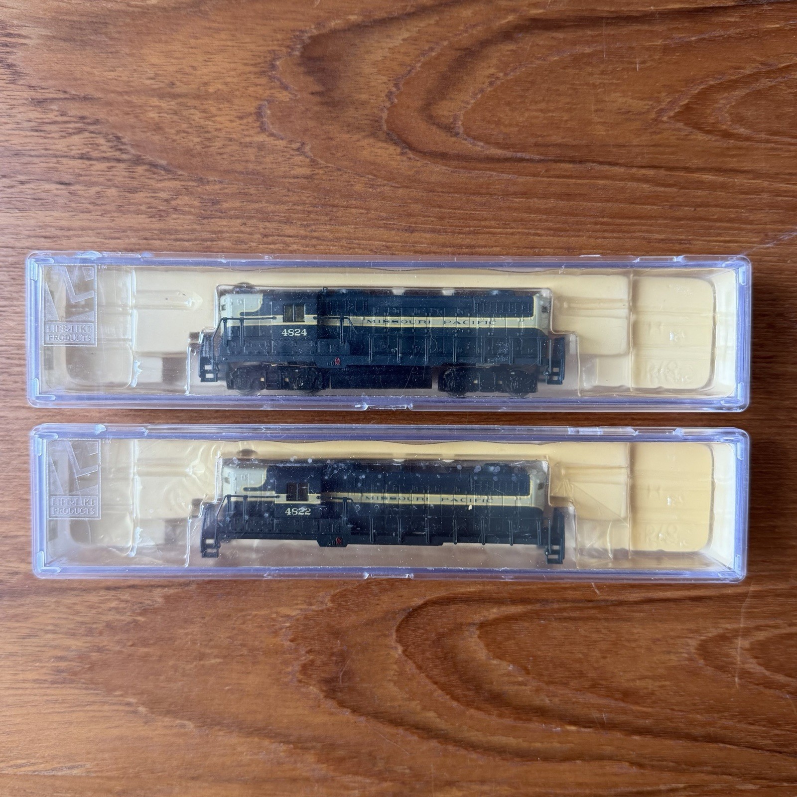 N Scale Life Like Missouri Pacific GP18 7111 Locomotive #4822 + 7120 #4824 Shell