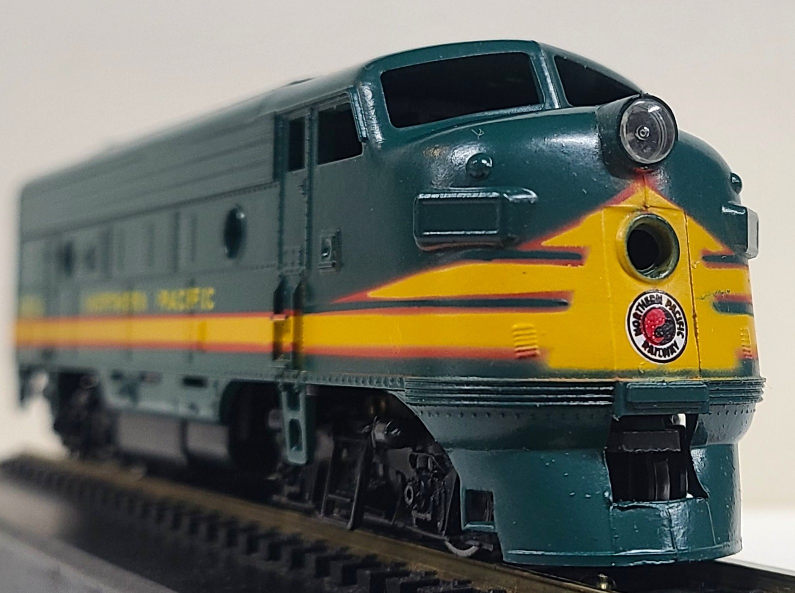 ATHEARN #3229, F7A SUPER PWR, NORTHERN PACIFIC #6011A, DIESEL LOCO, HO