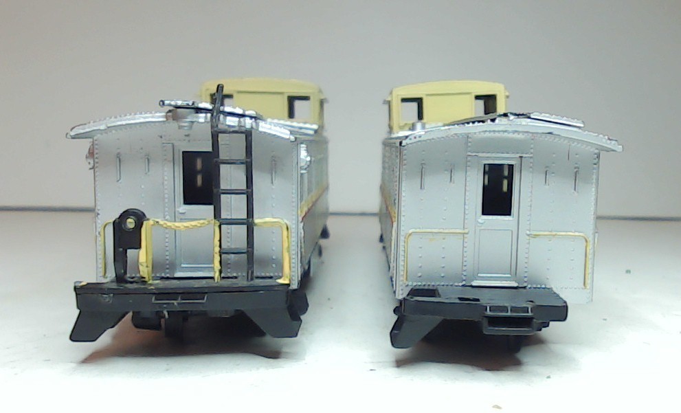 Hand-painted AHM HO RS-2 Diesel Locomotive, 2 Cabooses – Roco, Unbranded (DL076)