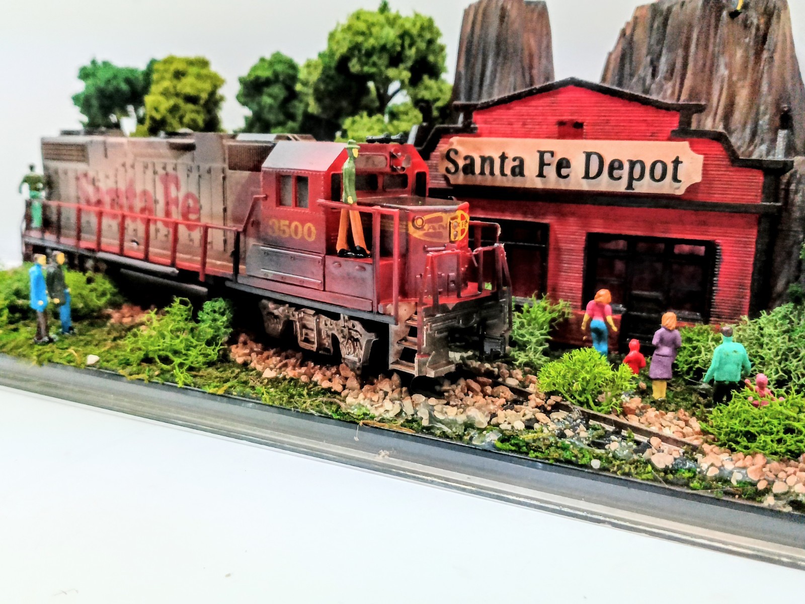 Santa Fe 3500 Diesel Locomotive Model Railroad Custom Diorama Display HO Scale