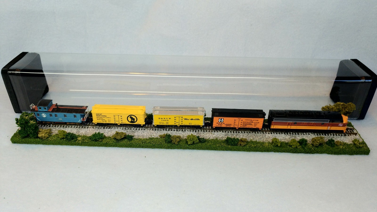 Z SCALE 14″ DISPLAY TUBE – “SUMMER SCENE” – FOR ANY Z LOCOS AND CARS