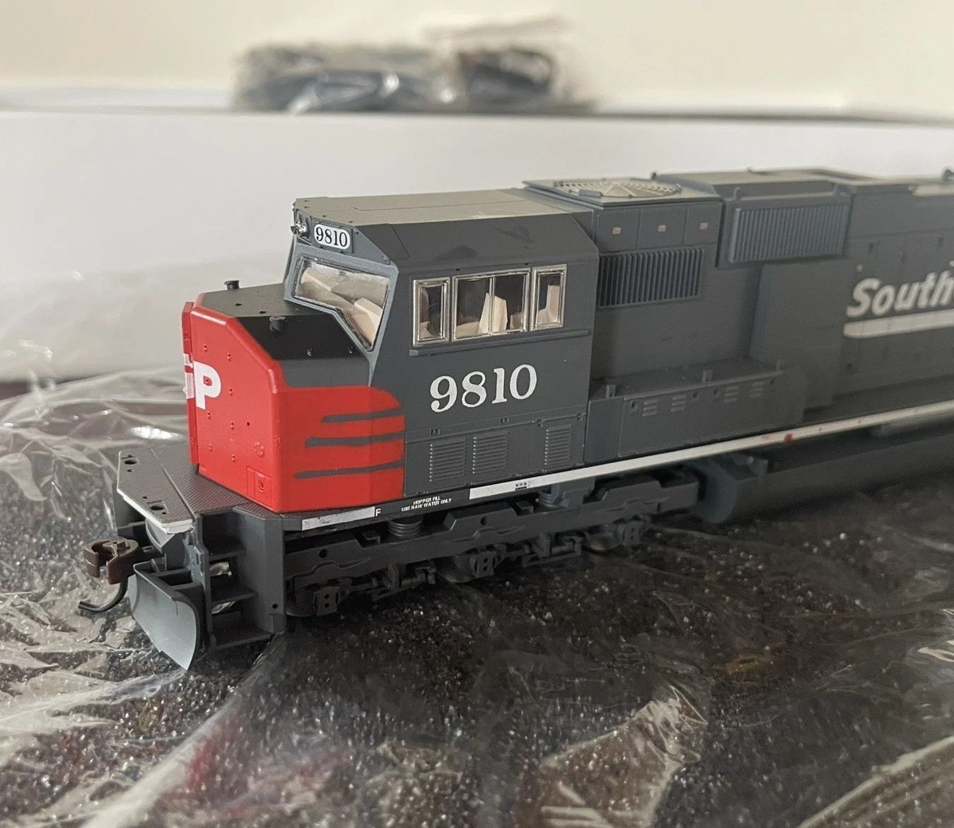 HO ATHEARN GENESIS G6126 SD70M SOUTHERN PACIFIC SP # 9810 – New In Box