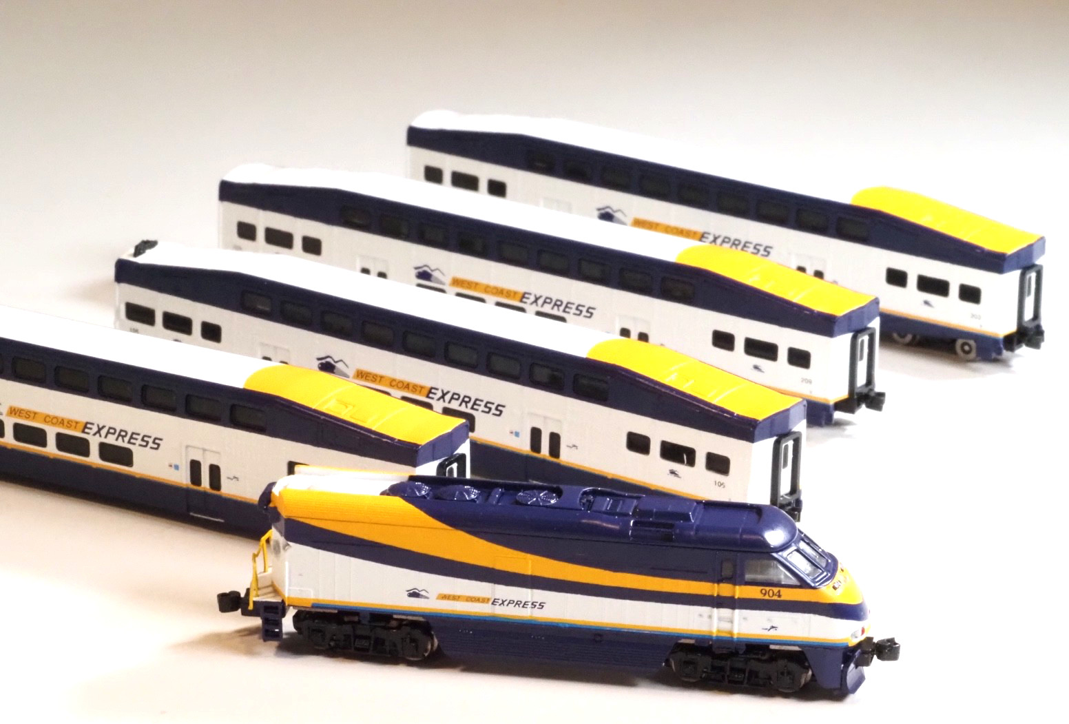 American Z-scale AZL-7007-2 West Coast Express Passenger set w/F59PHI locomotive