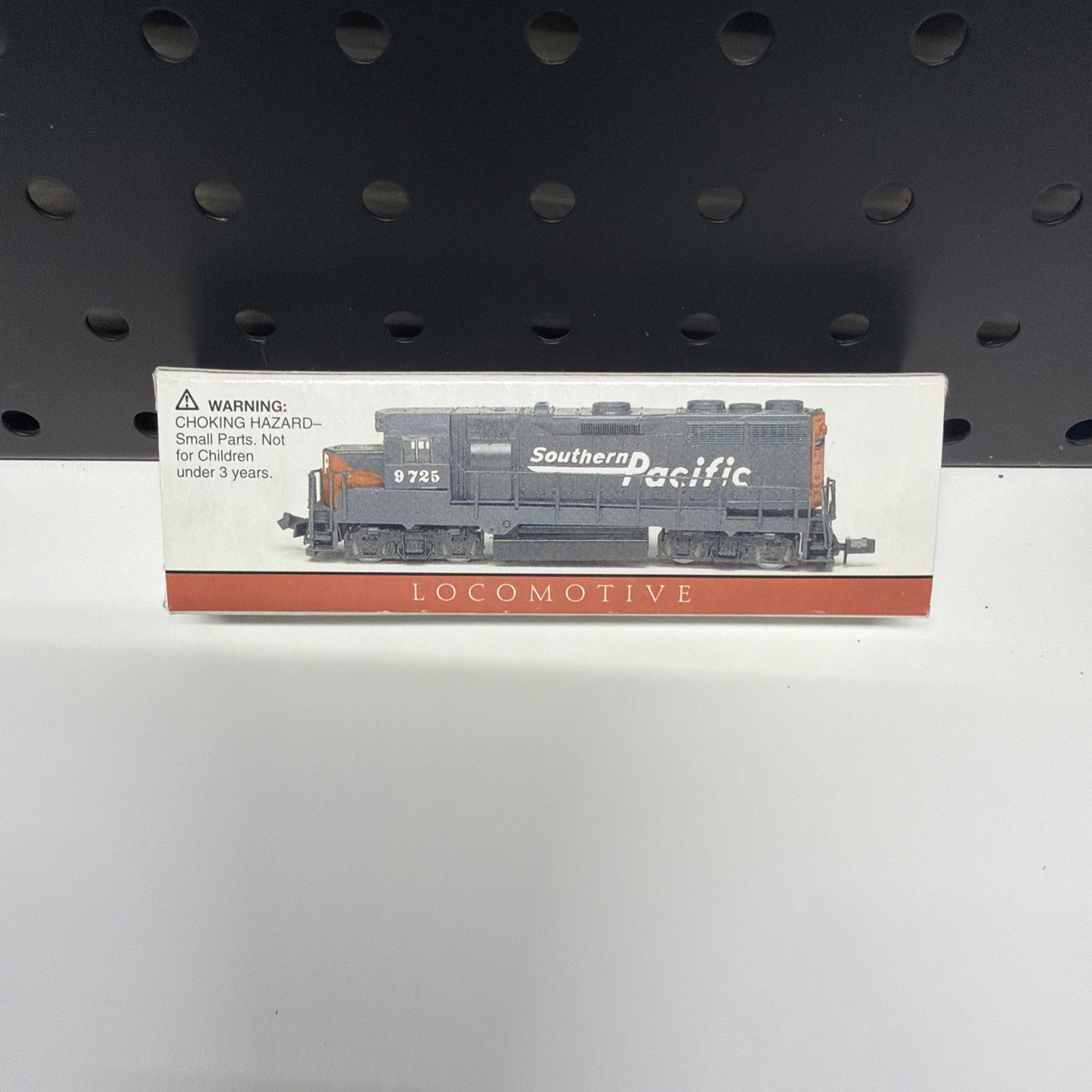 Southern Pacific 9725 N Gauge Locomotive Gray Red Black Painted Plastic