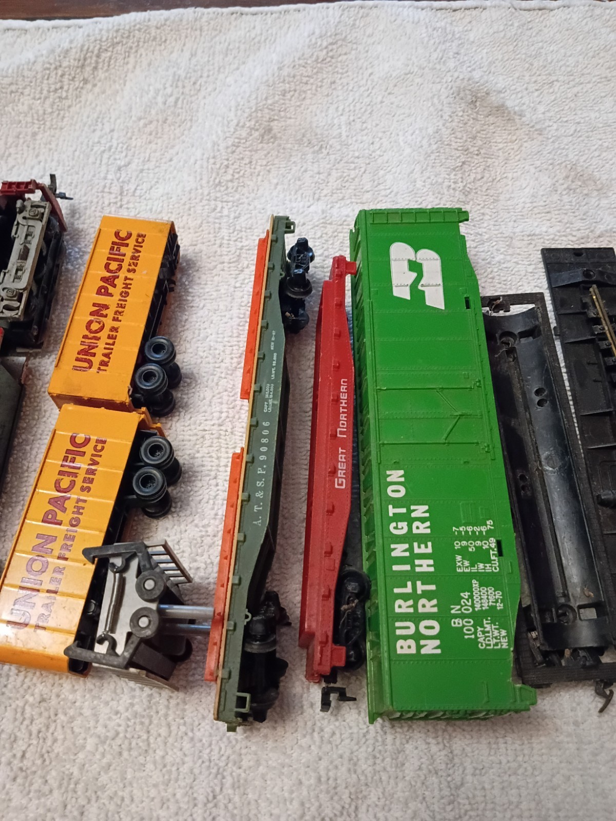 illinois central ho scale locomotives and caboose and other ho parts