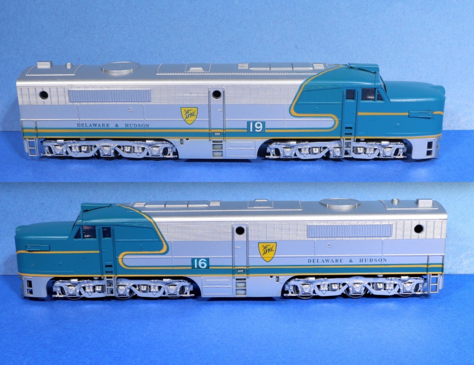 Athearn HO Gauge Delaware & Hudson PA-1 Diesel Engines – Powered #16 / Dummy #19