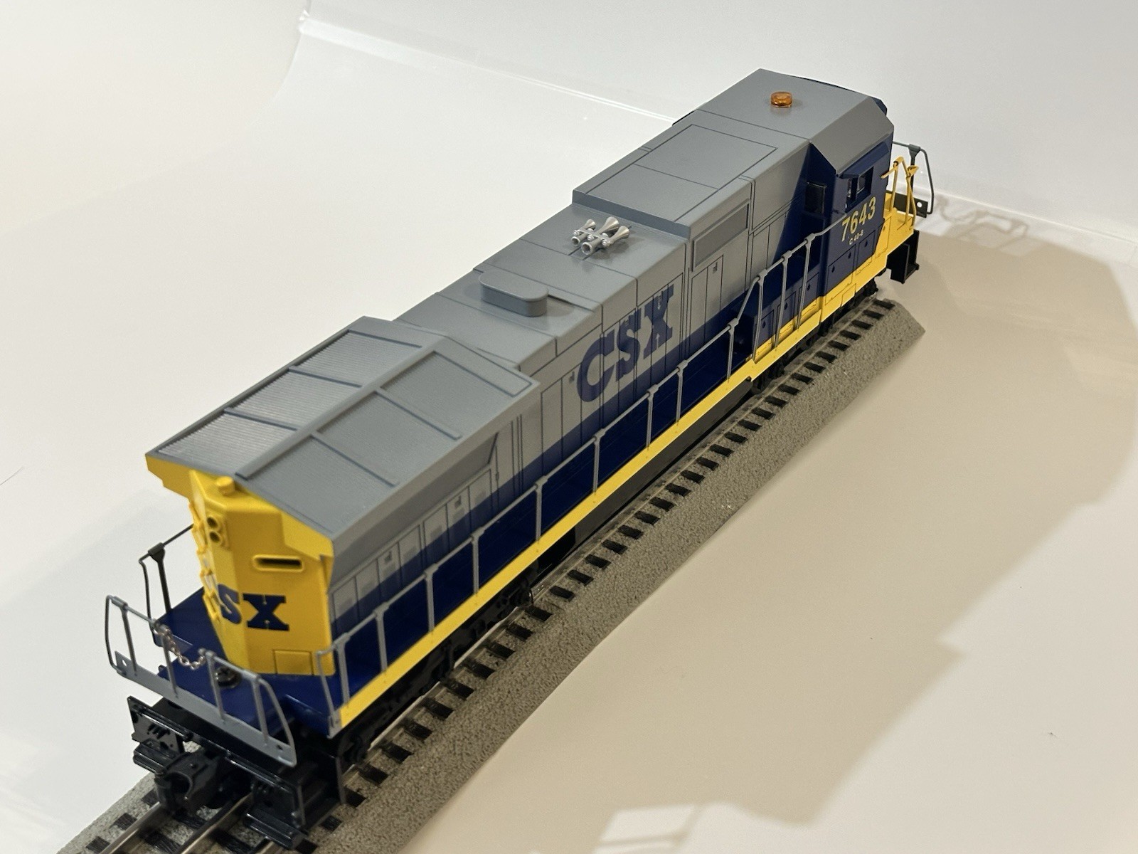 Lionel 6-18215 O Gauge CSX Dash 8 40-C Diesel Engine #7643 EX+/Original Box