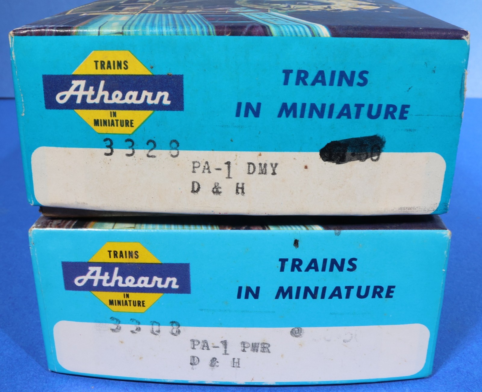 Athearn HO Gauge Delaware & Hudson PA-1 Diesel Engines – Powered #16 / Dummy #19