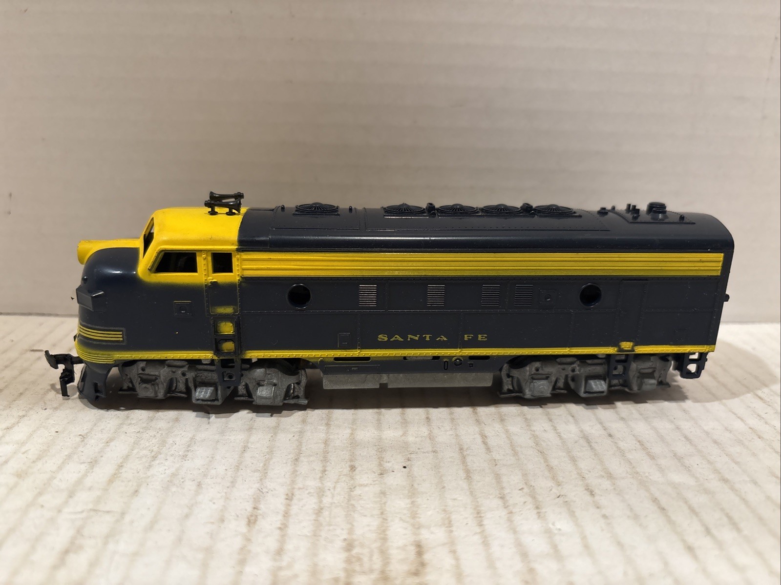 Vintage HO Scale Santa Fe Locomotive Blue Yellow