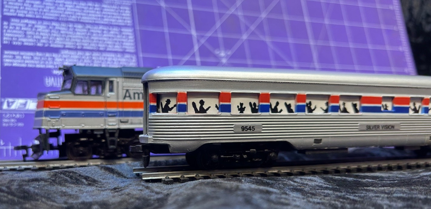 HO Scale Amtrak Diesel Locomotive 229 and Passenger Car 9545, 14-2 bin1