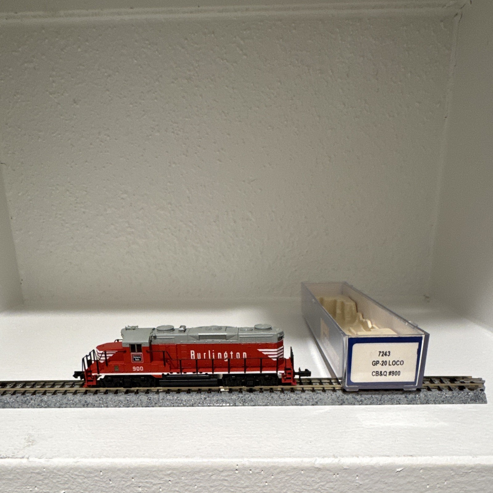 Life Like N Scale GP-20 Diesel Loco Burlington 900 Analog DC Light MPN 7243