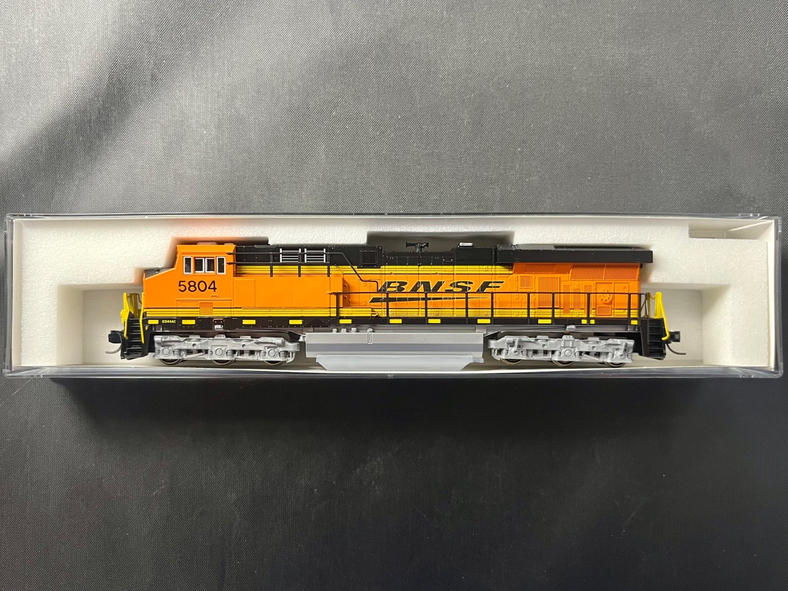 Kato N Scale 176-8905 GE ES44AC “GEVO” BNSF #5804 Swoosh