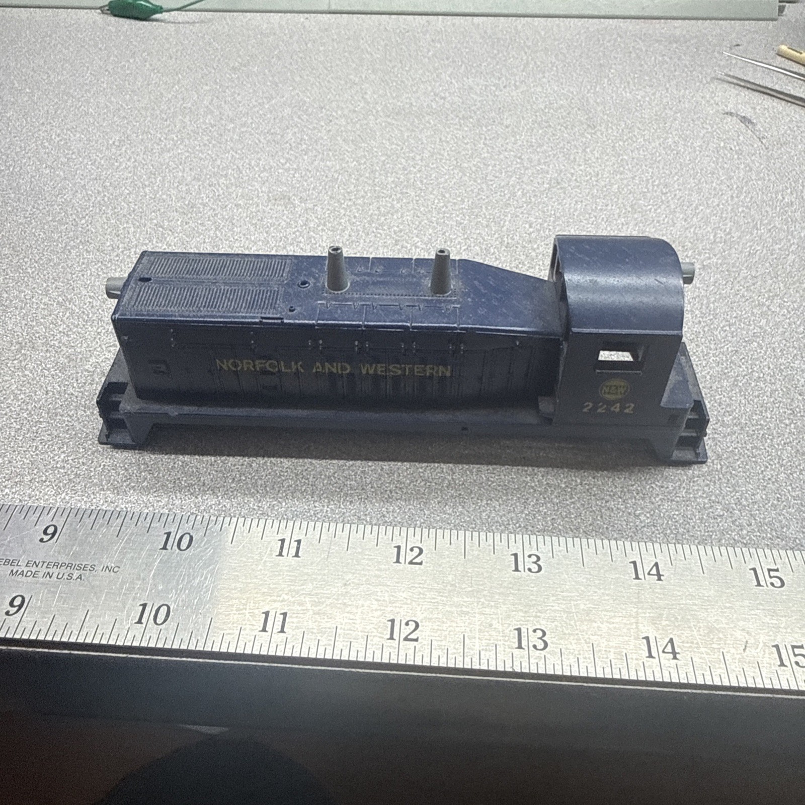 HO SHELL Norfolk & Western 2242 NW2 Switcher Maybe Revell Look Closely