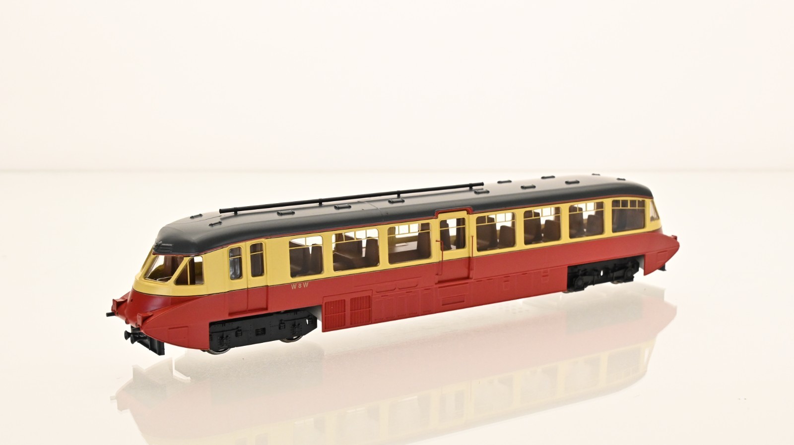 Dapol W8 BR Streamlined Diesel Railcar OO scale