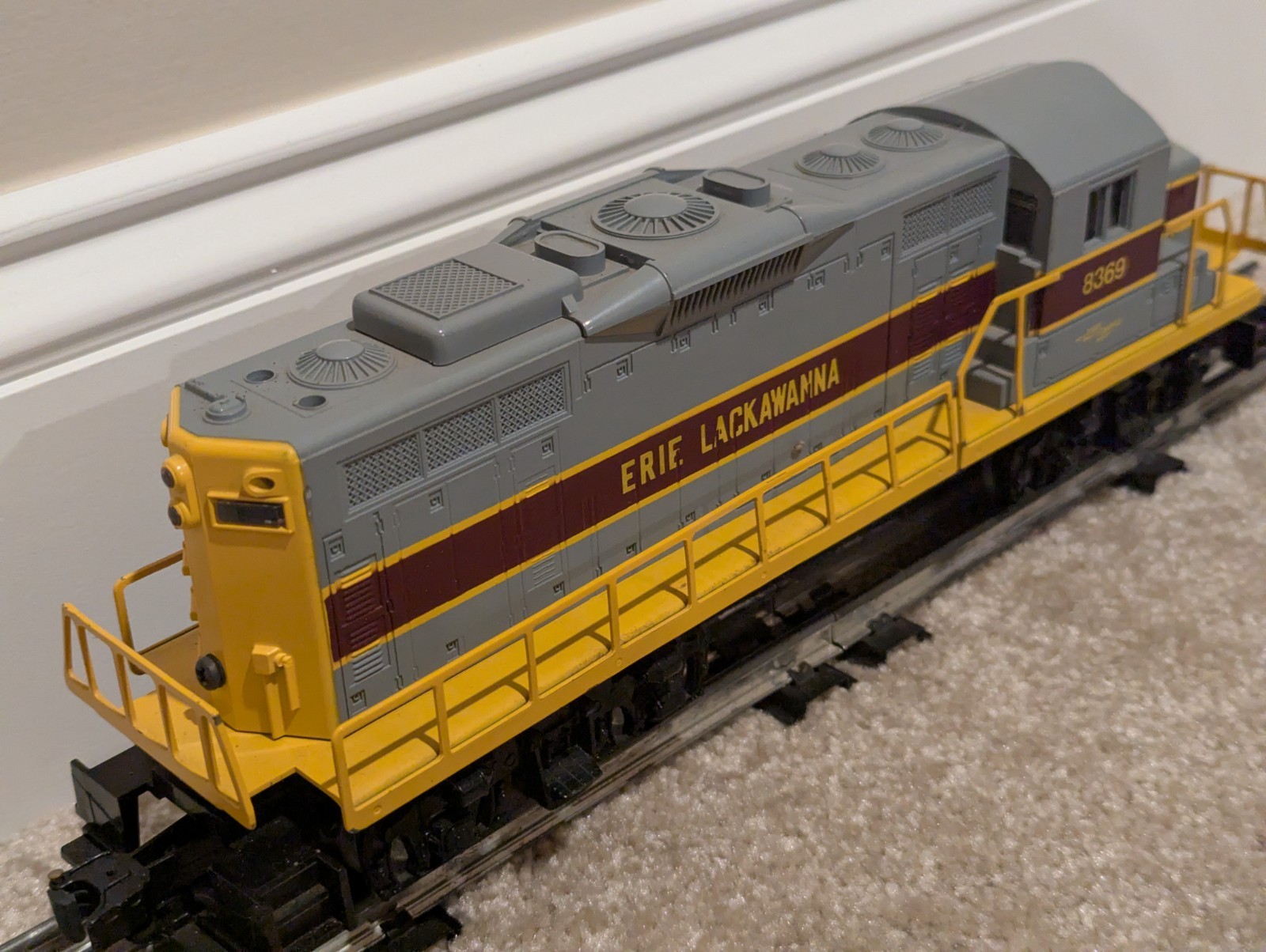 Lionel 6‑8369 Erie Lackawanna GP‑20 Diesel Locomotive – Good Condition – w/Box