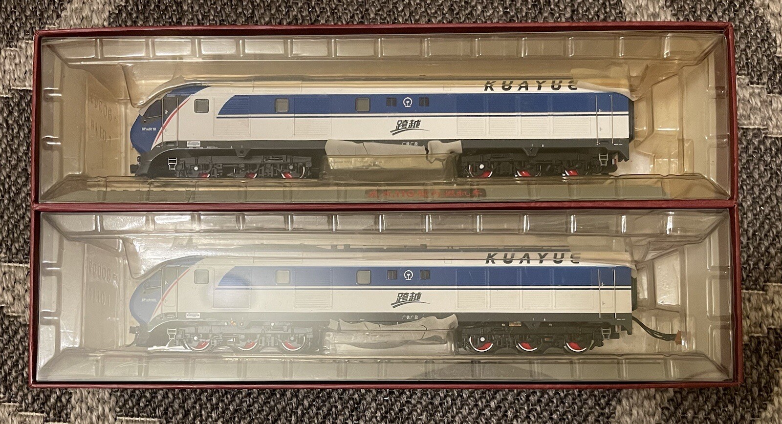 HO Bachmann DF11G ‘Kuayue’ Diesel Electric Locomotive (Loco#0109+Dummy#110)-GZ