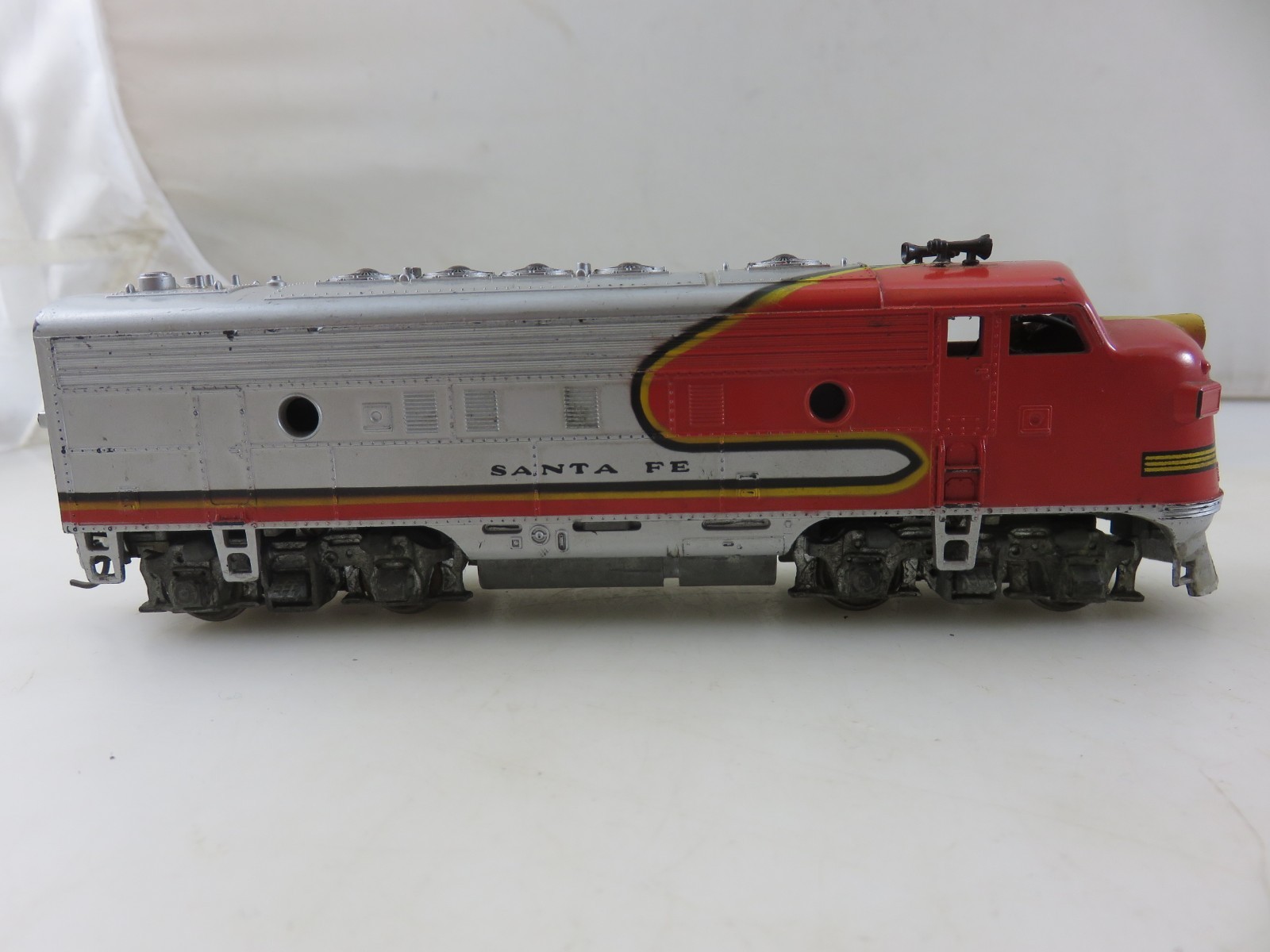 Bachmann Tyco Others Santa Fe Diesel Locomotive Engine 4pc Set FOR PARTS/REPAIRS