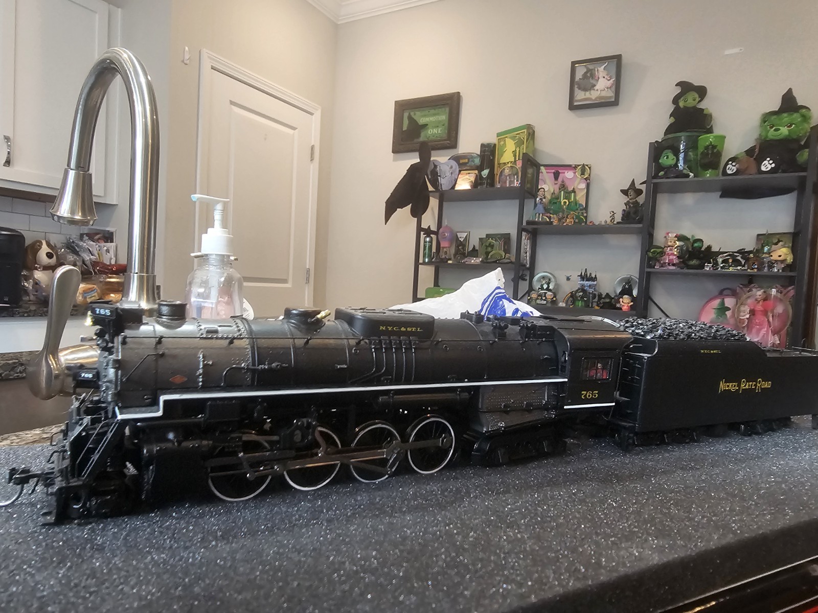Ho Scale MTH Nickel Plate Road 2-8-4 # 765 With Whistle Smoke