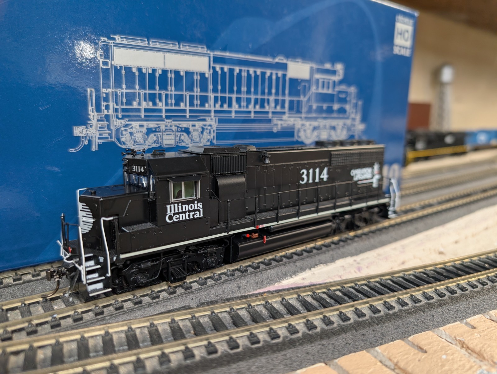 CS RAPIDO EMD GP40: IC ILLINOIS CENTRAL DEATHSTAR #3114 W/SOUND+DCC – 40508