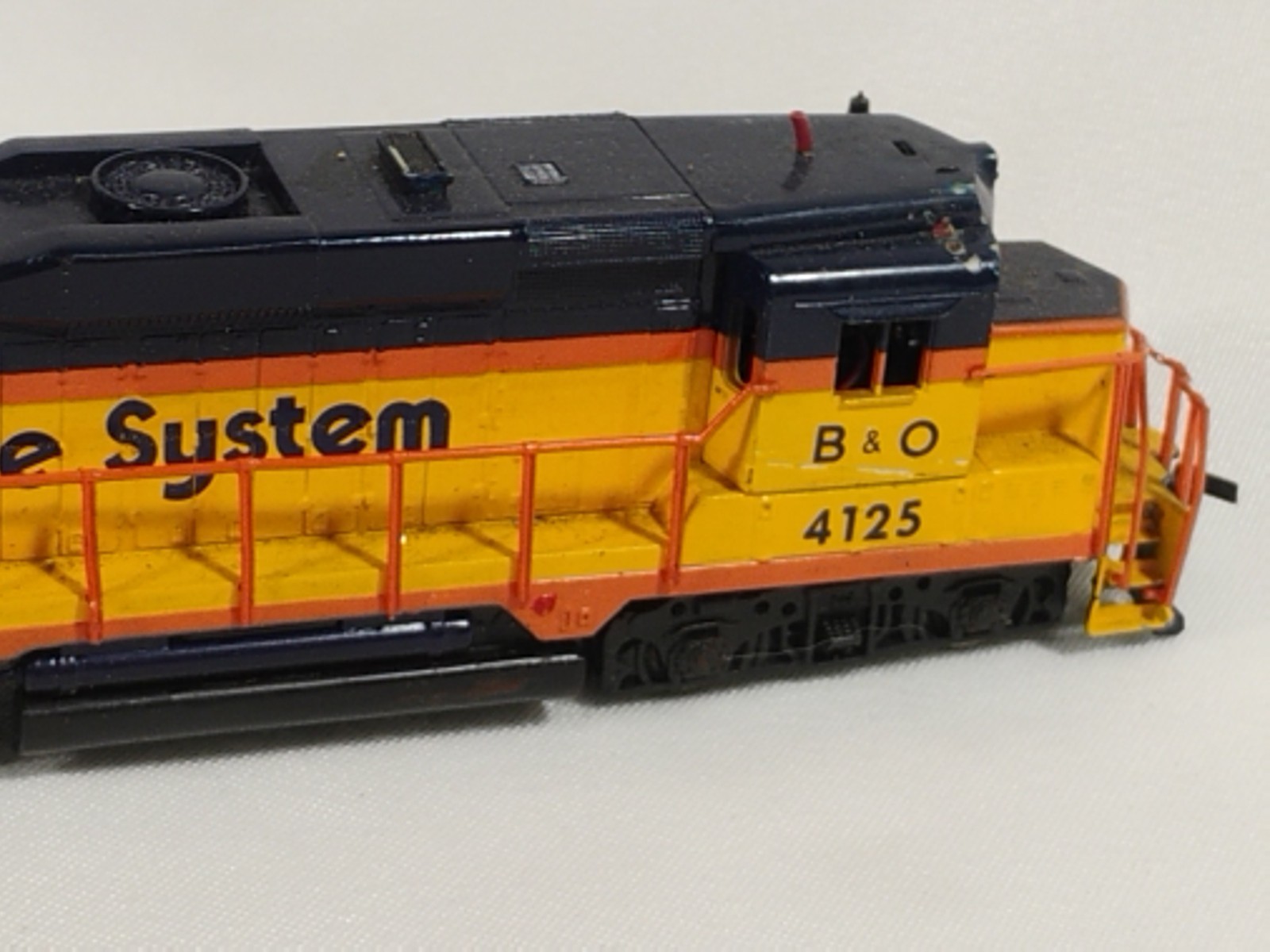 Bachmann HO Diesel Locomotive 4125 Chessie System B&O Yellow Blue Orange