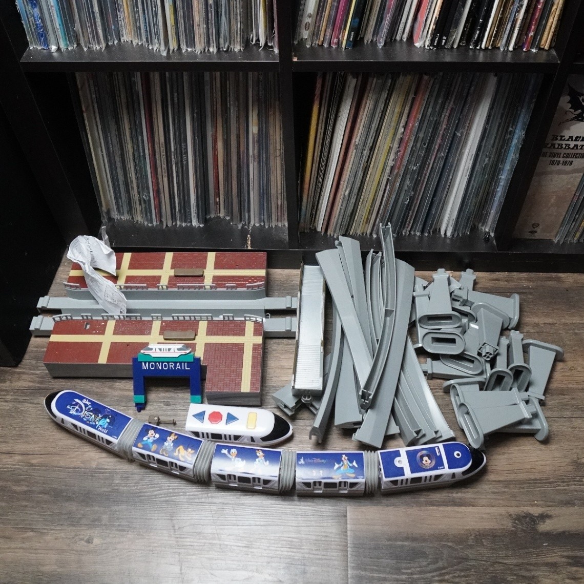 Disney Walt Disney World Monorail Playset Toy Locomotive Cars Track Station