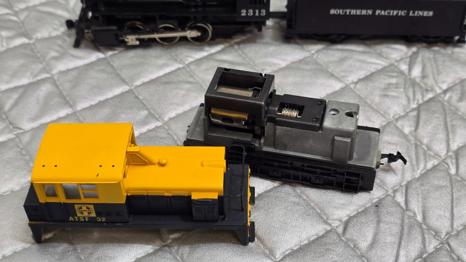 Bachman HO scale Engines Locomotive 2313 + Santa Fe Engine ATSF 32 – Lot of 2