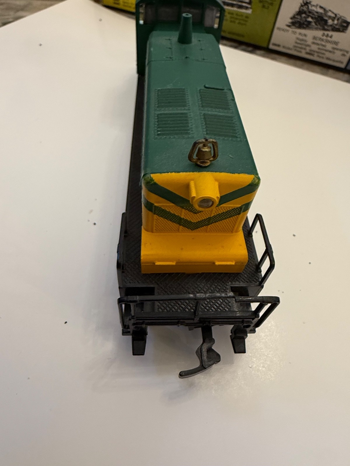 AHM Ho Scale EMD SW-1 CNW 5014B Green And Yellow Diesel Switcher