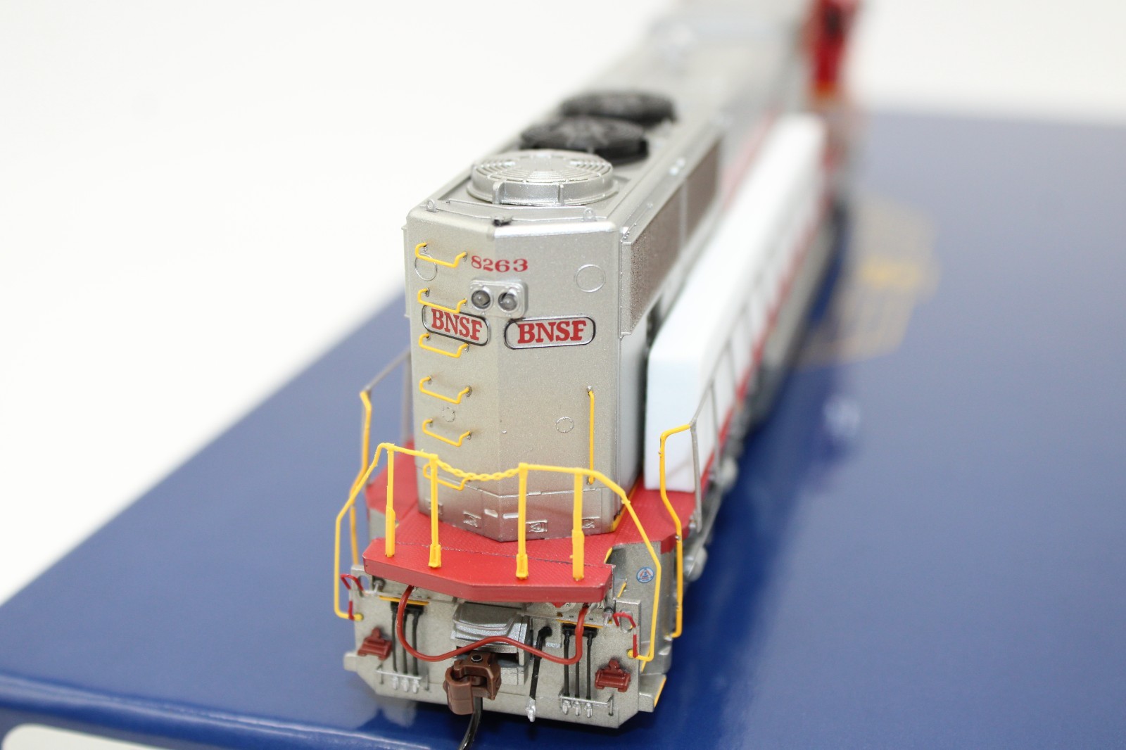 Athearn Genesis HO Scale BNSF EMD SD75M Diesel Locomotive #8263 NOS LED DCC Rdy