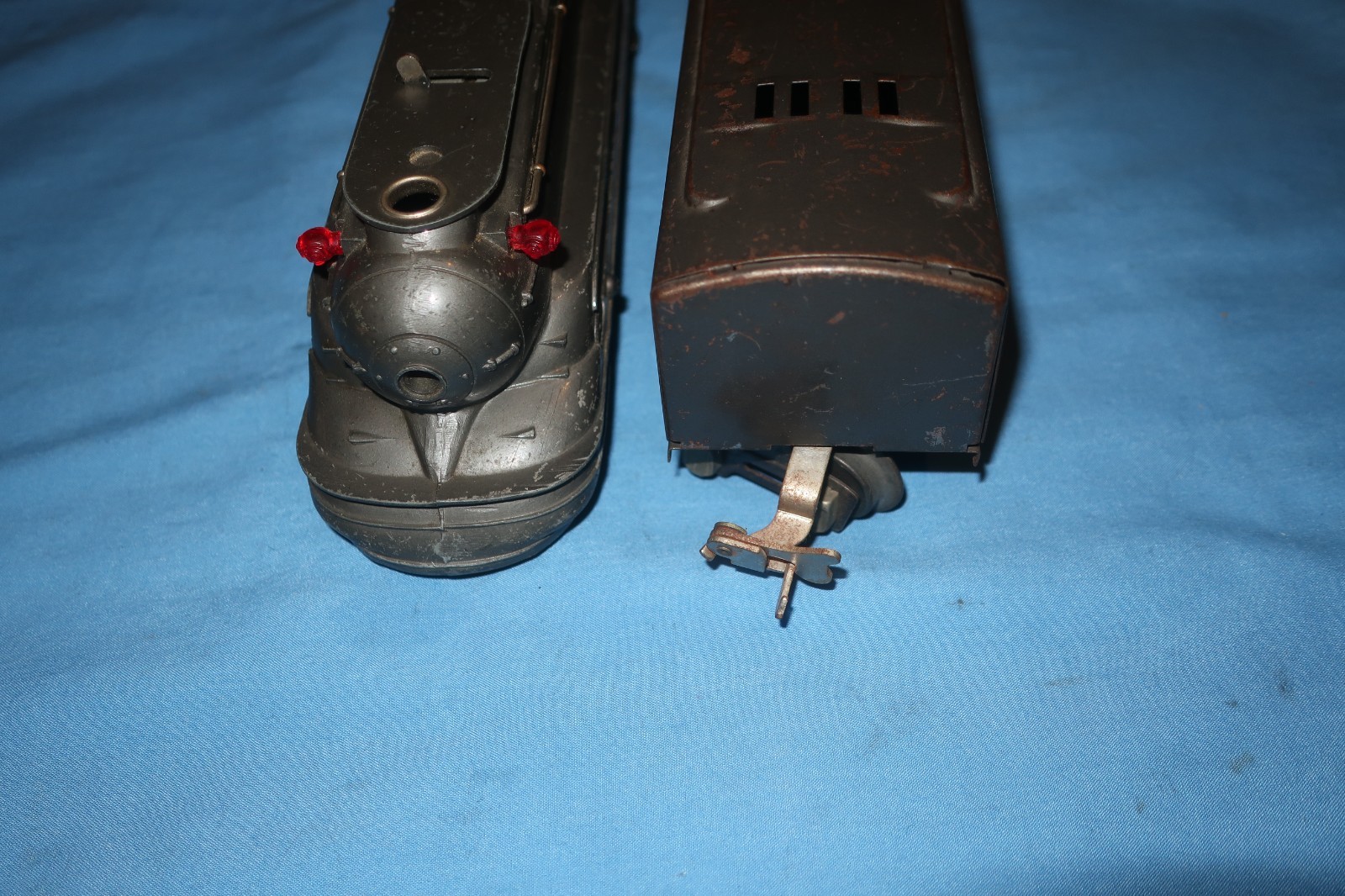 Lionel 1668E Streamlined Torpedo Locomotive and Tender. Runs well