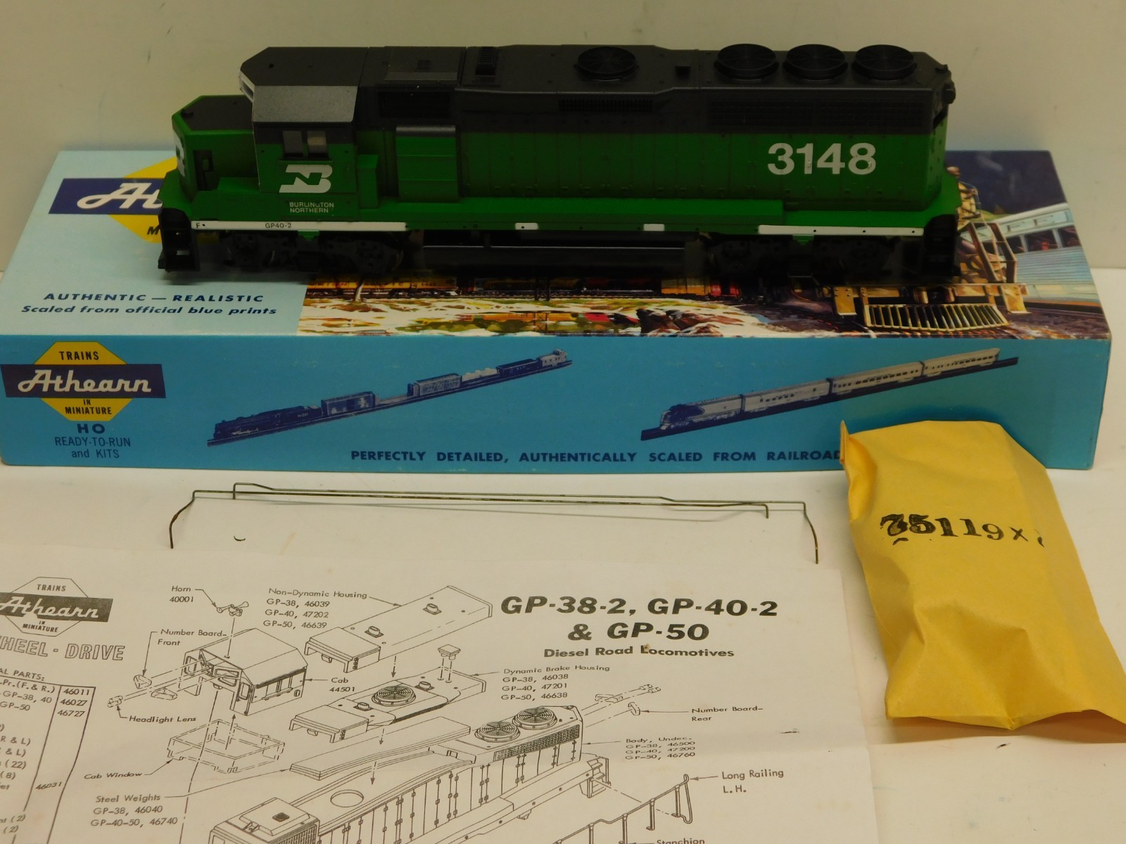 Athearn HO Blue Box Burlington Northern GP50 Diesel Engine #3148 -Powered Unit B