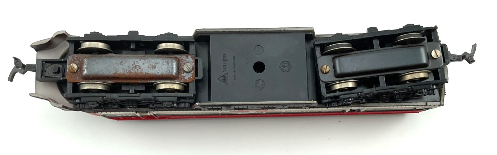 HO AHM FAIRBANKS MORSE NH NEW HAVEN DIESEL TRAIN LOCOMOTIVE WITH TWO EXTRA PARTS
