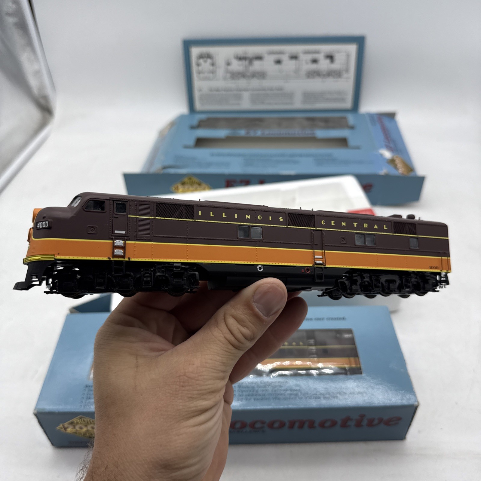 Proto 2000 HO Scale A/B Illinois Central IC #4000 E7 DC Powered Locomotive