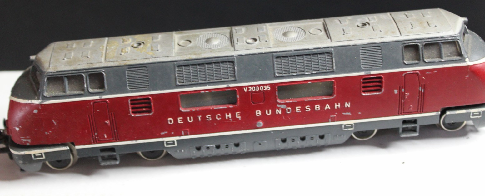 Trix HO V200060 Deutsche Bahn V200 engine untested. Good vintage condition.