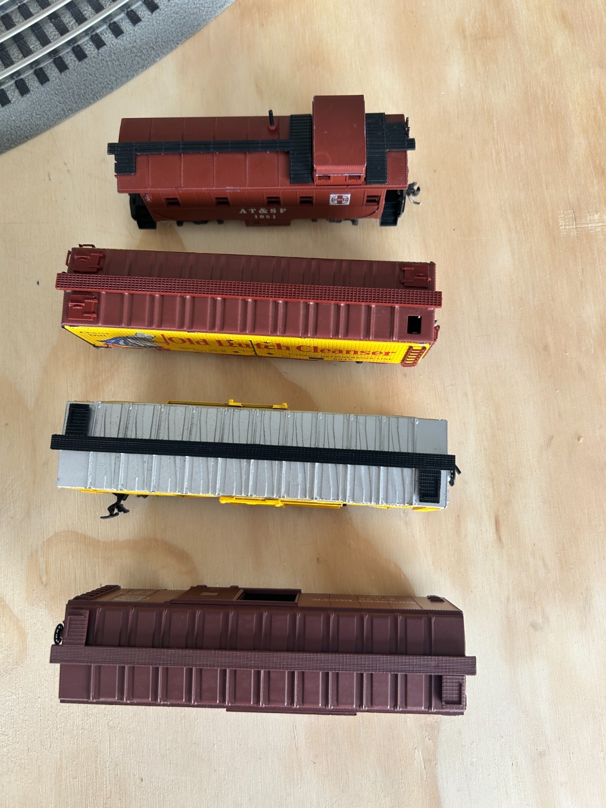 HO SCALE LOT OF FOUR ROLLING STOCK BOX CARS & CABOOSE GOOD CONDITION