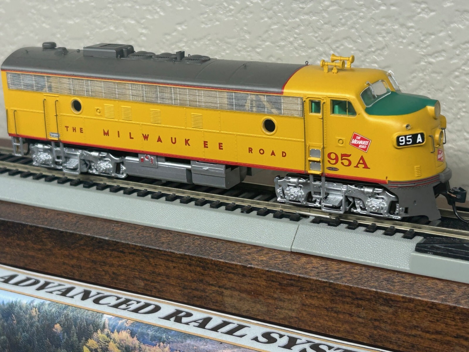 MILWAUKEE ROAD YELLOW FP7A – A unit #95A – DCC / QUANTUM SOUND HO Scale NEW OOP