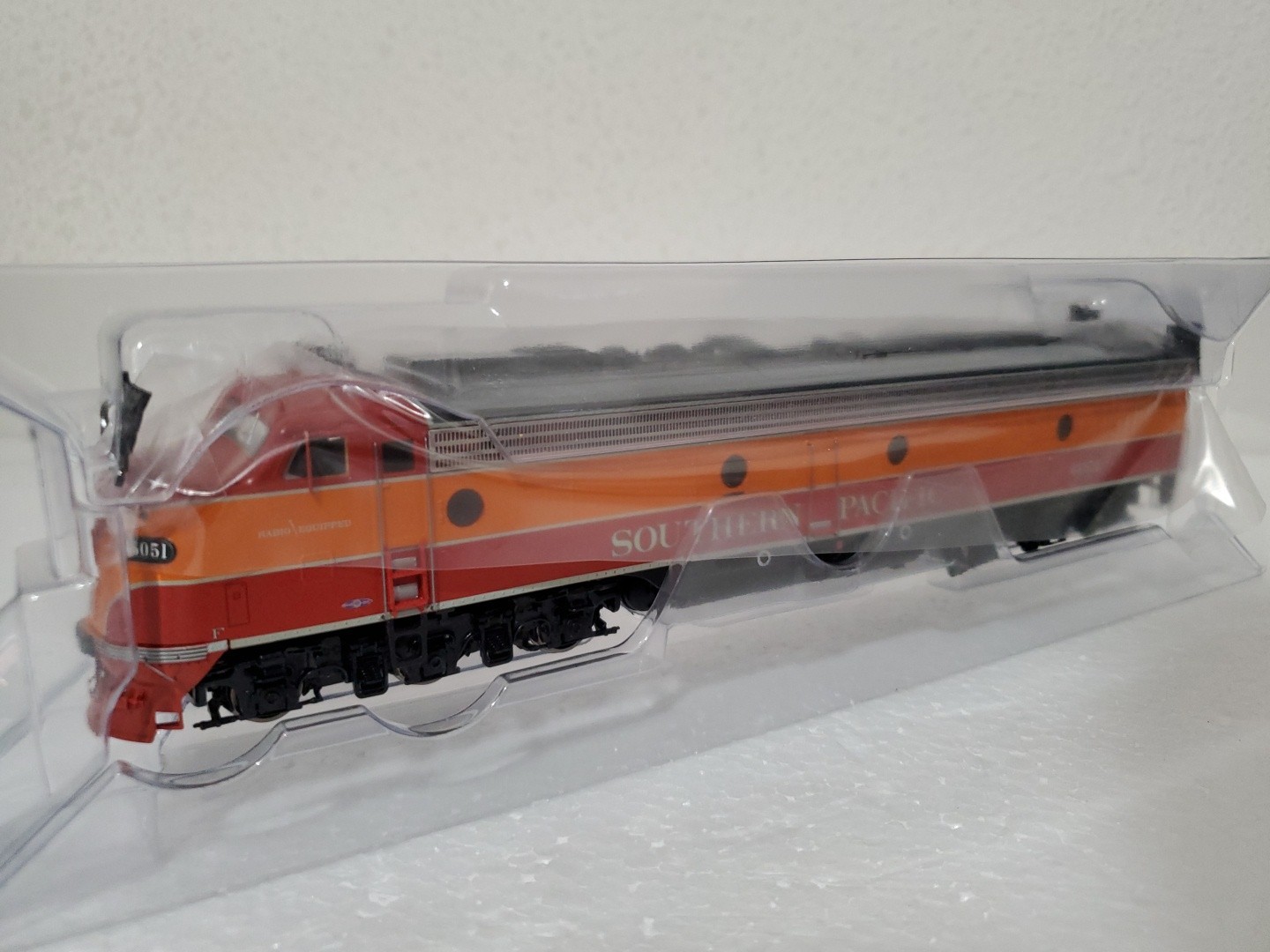 HO WALTHERS PROTO 920-48752 EMD E9A SOUTHERN PACIFIC SP # 6051 DCC READY