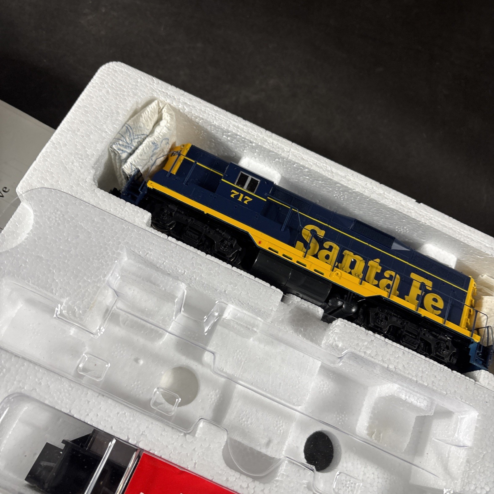 PROTO 2000 HO SCALE LOCOMOTIVE GP9 II ASSEMBLED WORKING 23695 AT&SF #717 SANTA