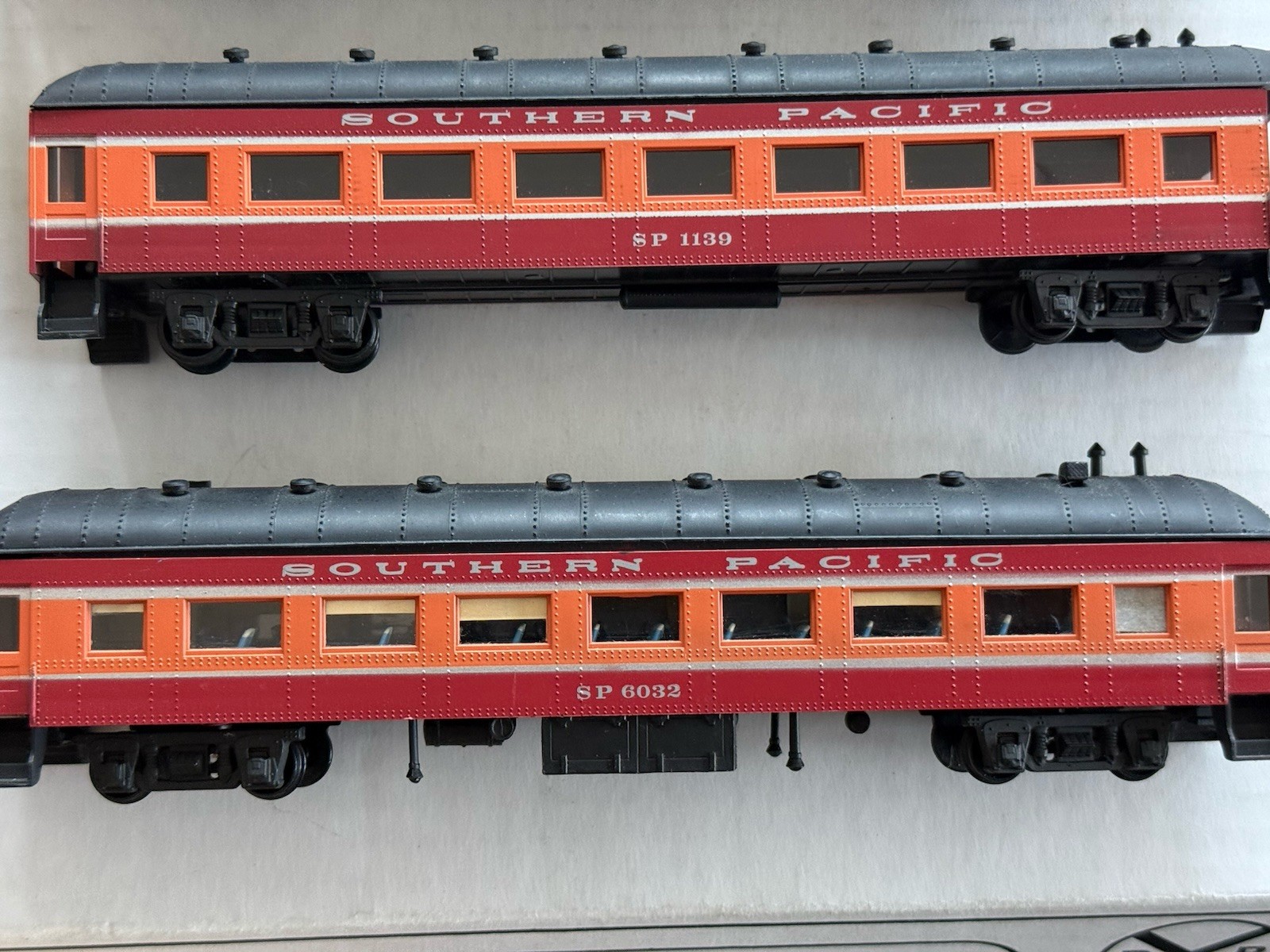 Proto 2000 HO EMD E7A diesel, SP #6000, Runs great, With 5 Passenger Cars