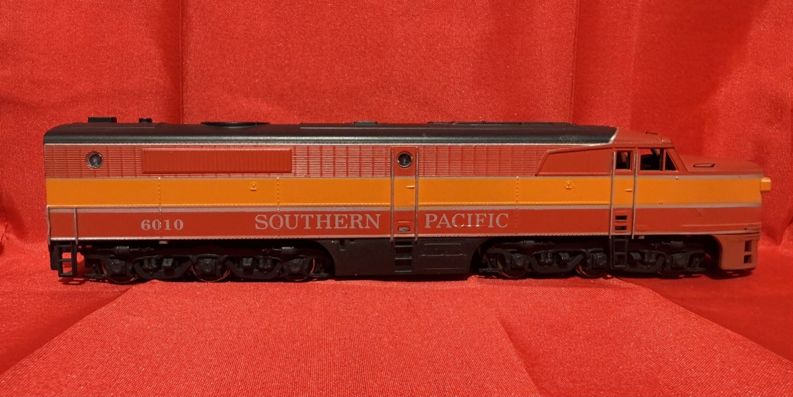HO Athearn Southern Pacific 6010 Diesel Runs Great w/ Box Read