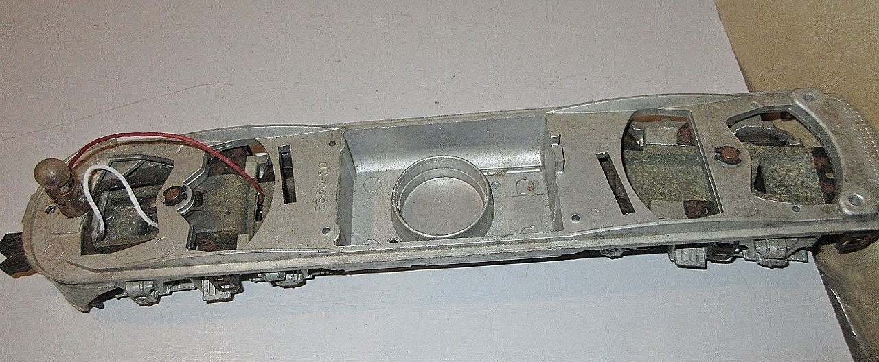 LIONEL #2343/#2345 F3 NON POWER A UNIT FRAME WITH TRUCKS,