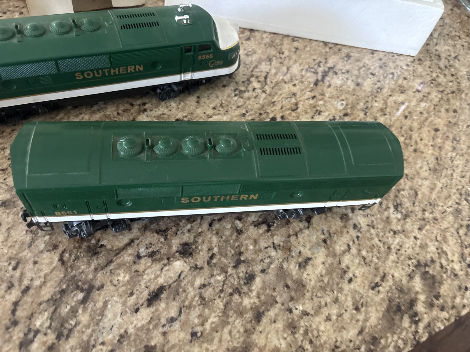 Lionel 6-8566 O Gauge Southern F-3 A Diesel Locomotive F3 B 8661 4647