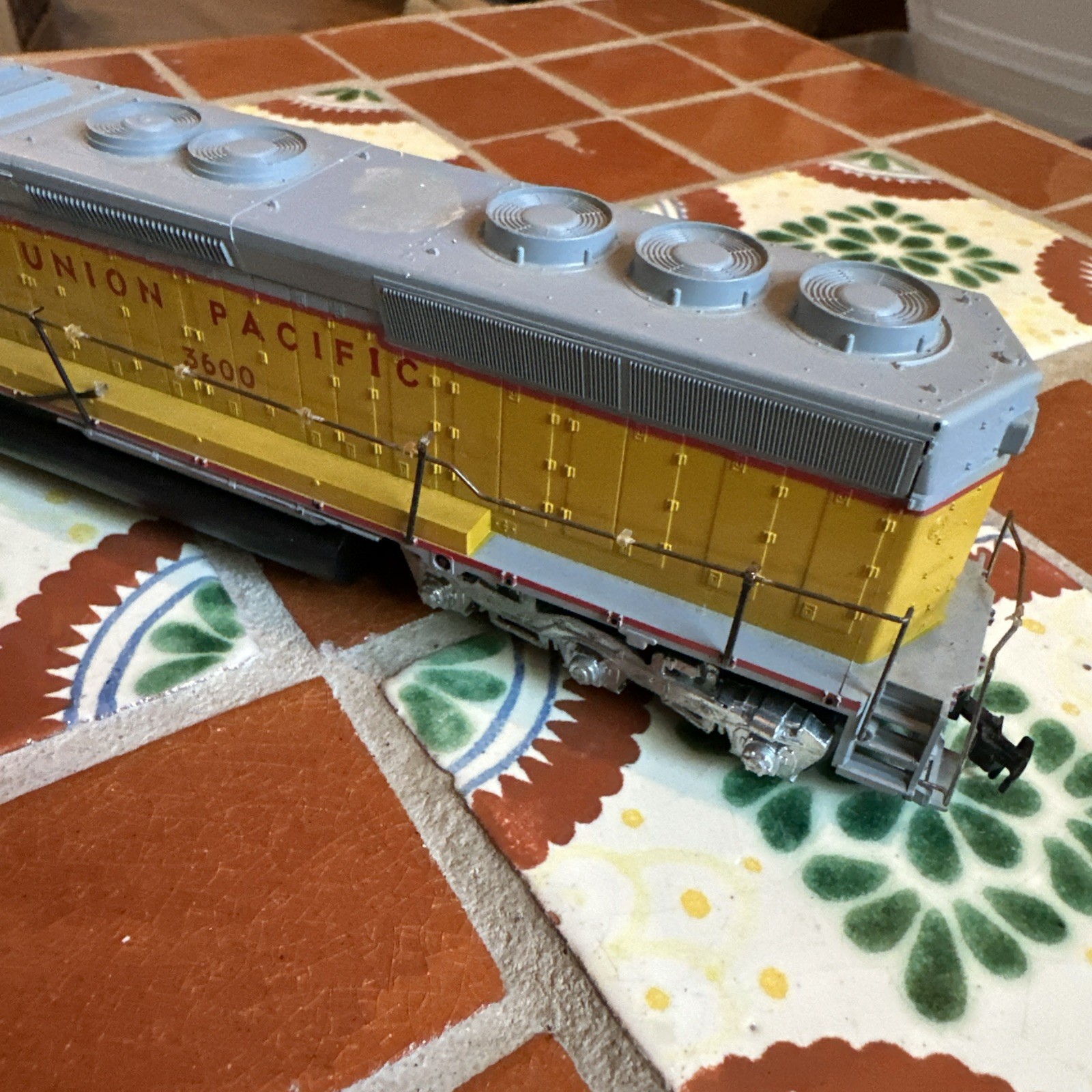 Athearn Yellow Gray Union Pacific 3600 Diesel Locomotive HO Scale Plastic Train
