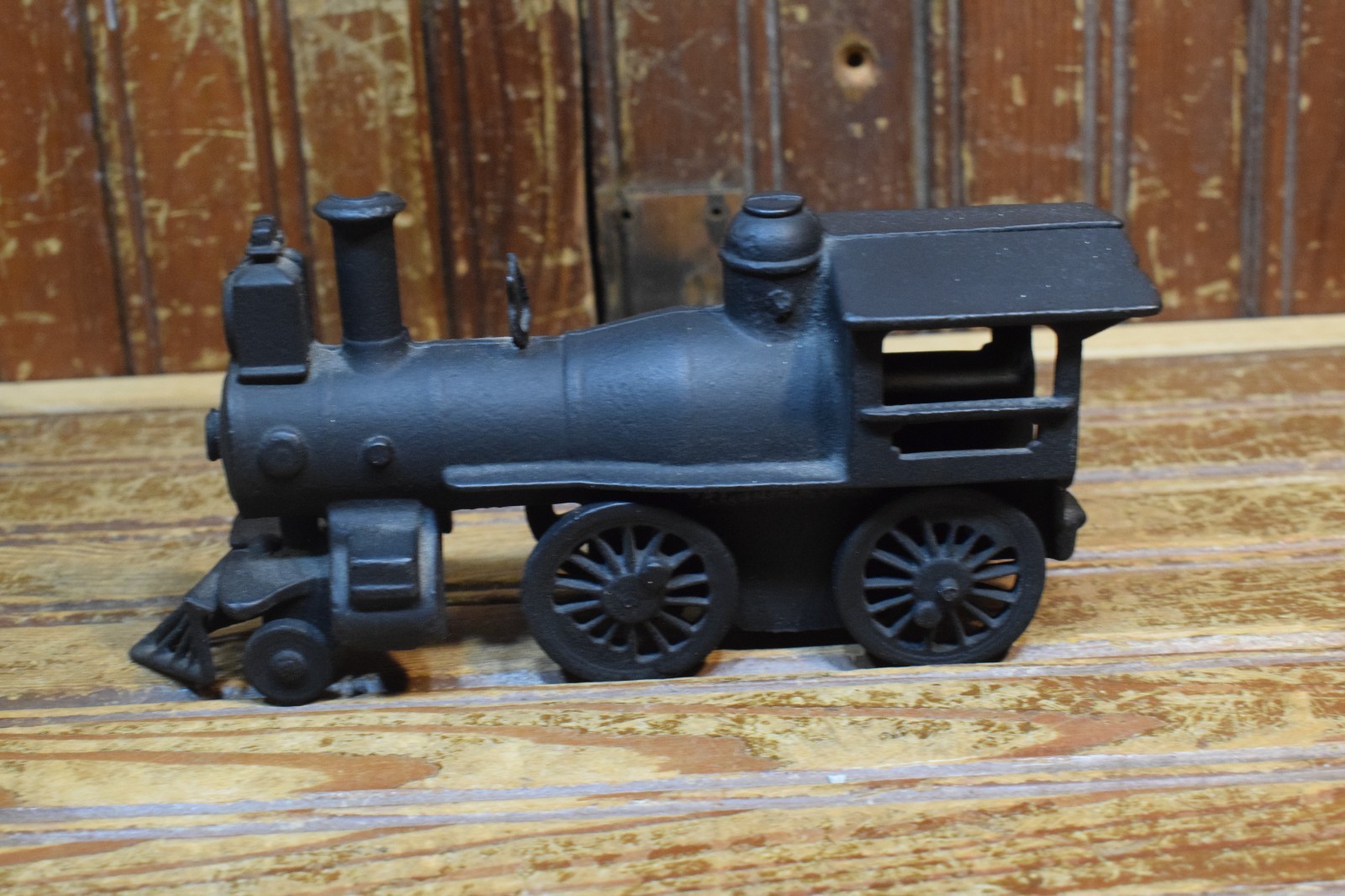 CAST IRON STEAM LOCOMOTIVE 8″ LONG FIGURAL INTERIOR HOME DECOR RAILROAD ENGINE