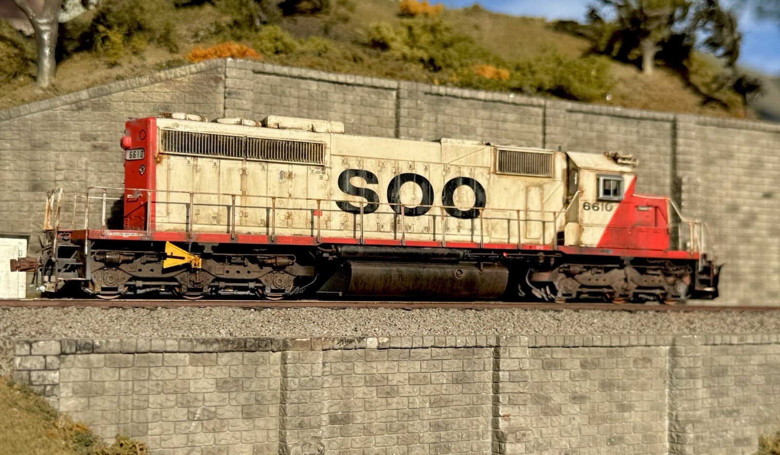 HO ScaleTrains Rivet Counter SD40-2 Soo Line #6610 Sound/DCC /NIB/weathered