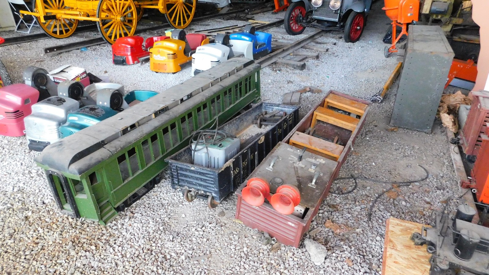 Electric 7.5″ Gauge Hand Built T3A Electric AWD Locomotive and 5 Train Cars