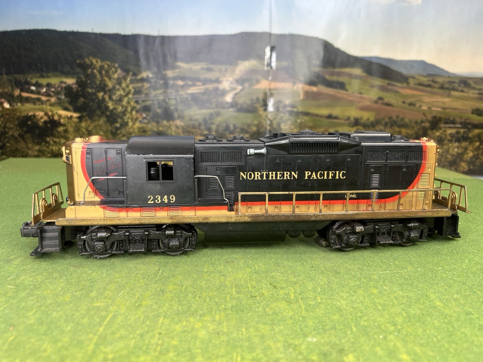 ORIGINAL LIONEL POST WAR 2349 N.P. GP-9 DIESEL 1958 NORTHERN PACIFIC VERY NICE!!